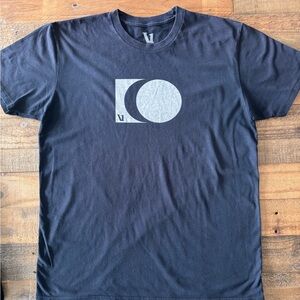 Vuori Men's Black Graphic Tee - Size Large